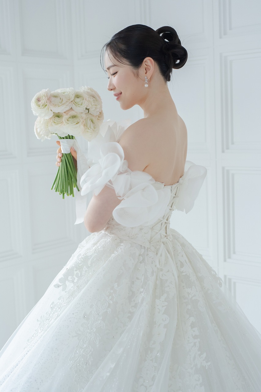 新品 肌を上品に見せるウェディングドレス 新作ドレスのご案内｜おすすめ情報【阪急ウェディングドレスサロン】公式