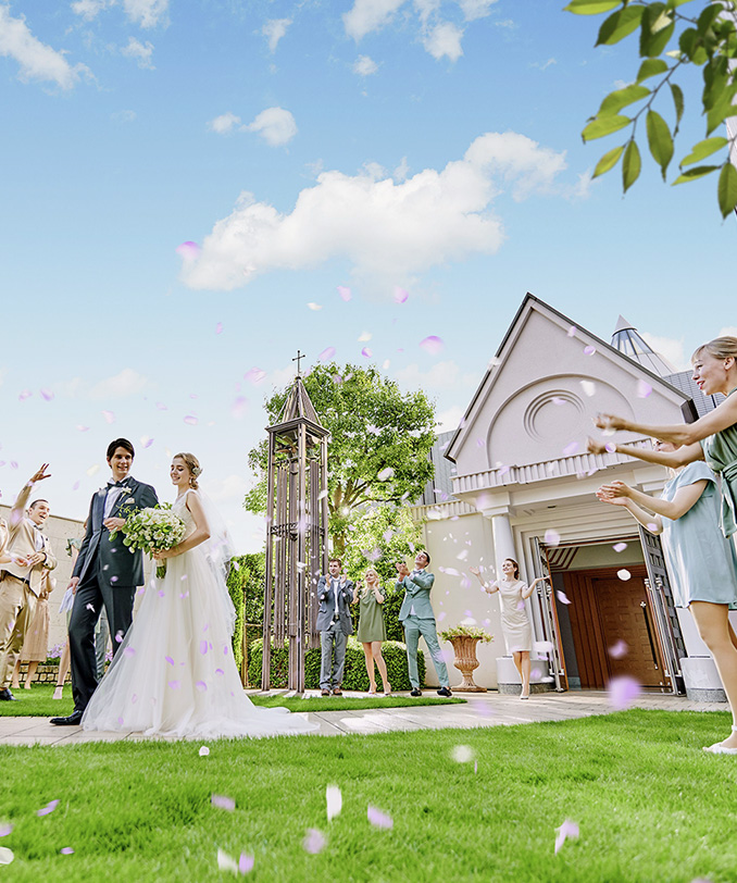 チャペルの外で祝福される新郎新婦