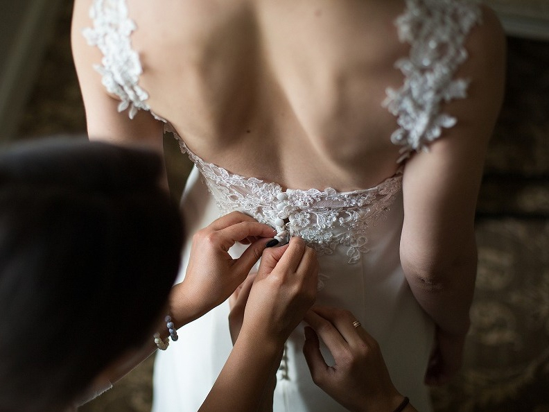 【特集】ウェディングドレスは即決しなくていい?試着回数・着数の目安と失敗しない選び方